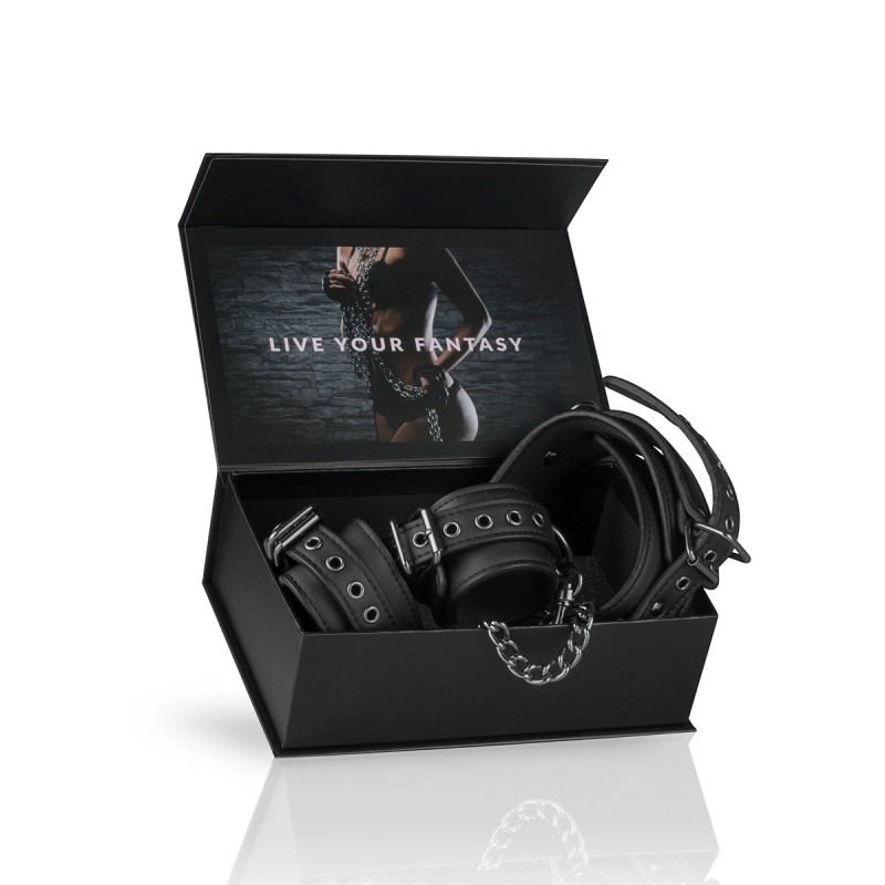 Lederhalsband mit langer Kette an Handschellen ET278 befestigt